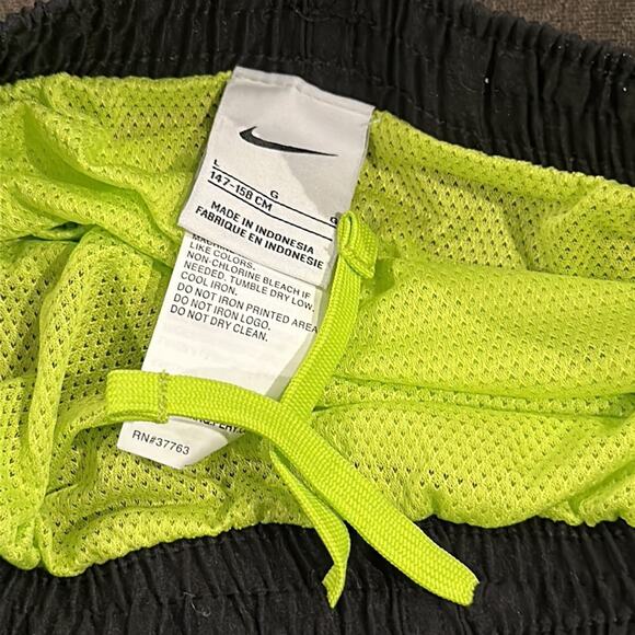 Nike boys swim trunks size large - Picture 4 of 5